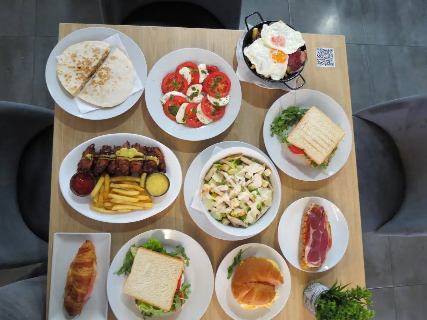 Quesadilla, ensalada caprese, alitas, sándwiches y bollería