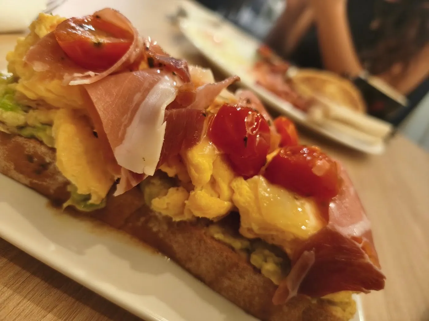 Tostada con huevos revueltos