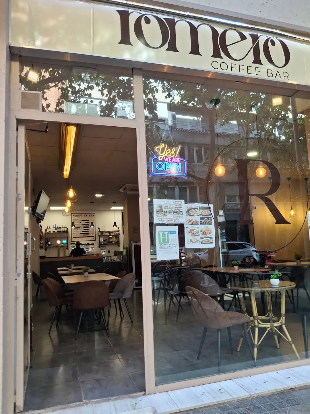 Fachada de Romero Coffee Bar en la calle Edgar Neville