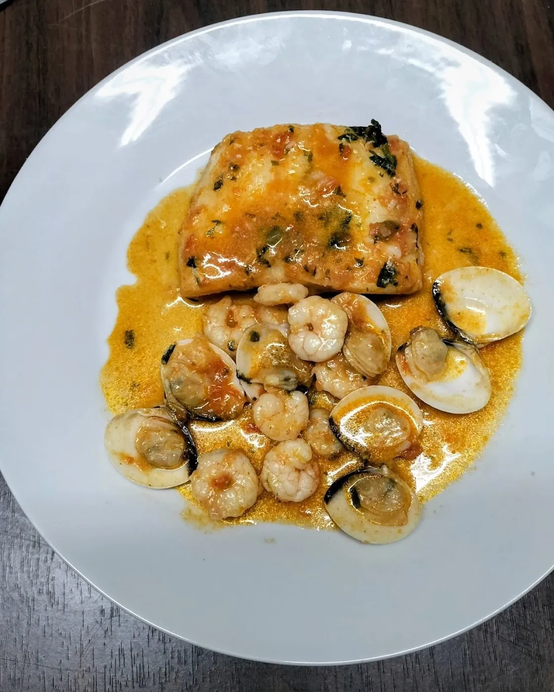 Pescado en salsa con gambas y almejas