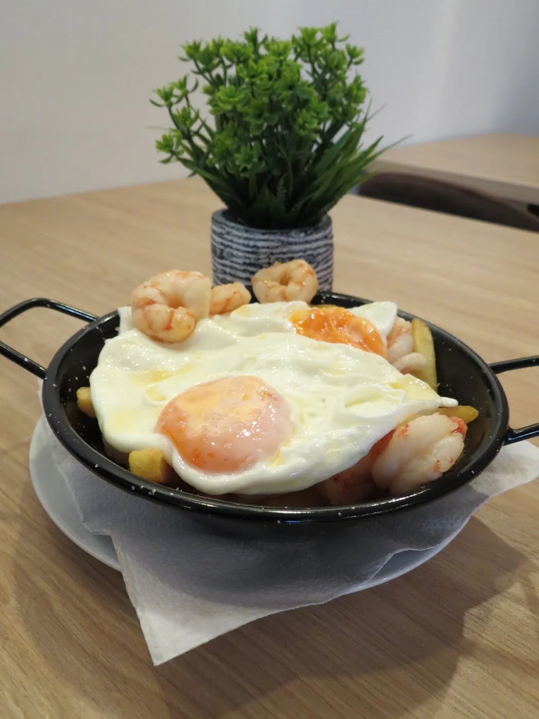 Huevos fritos con gambas en sartén