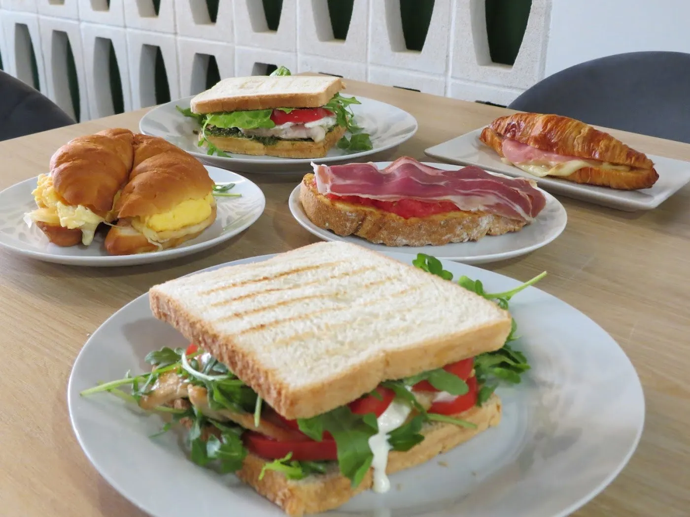Sándwiches, cruasanes y tostadas