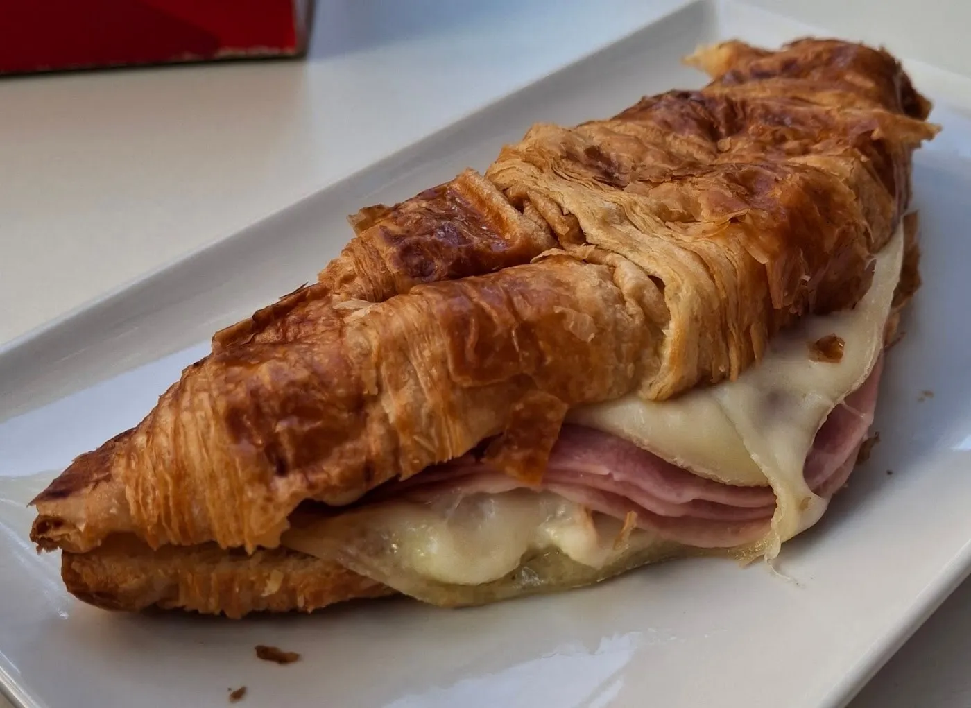 Cruasán a la plancha con jamón york y queso